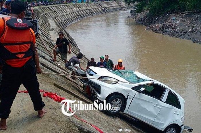 Proses evakuasi Honda Brio AD 1748 DH yang terjun dan terseret arus Kali Anyar, Kampung Sawah Karang, Jebres, kota Solo