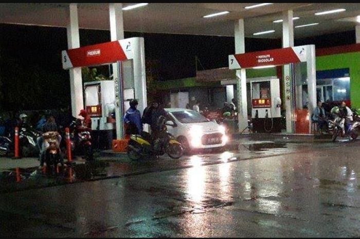 Isi BBM di SPBU saat cuaca sedang hujan katanya dapat takaran lebih banyak, Pertamina angkat suara.
