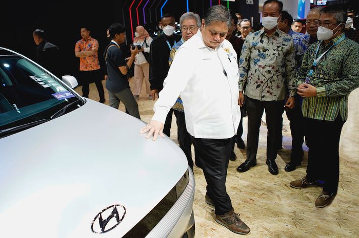 Menteri Koordinator Perekonomian Republik Indonesia dan Menteri Perindustrian Republik Indonesia Melihat Eksterior IONIQ 5 di GJAW 2023