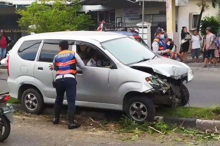 Kondisi Daihatsu Xenia yang tabrak pohon setelah dipepet Toyota Avanza di Wonokromo, Surabaya, Jumat (17/03/2023). 