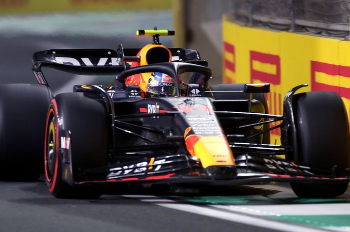 Sergio Perez meraih pole position pada kualifikasi F1 Arab Saudi 2023, memanfaatkan masalah mobil Max Verstappen