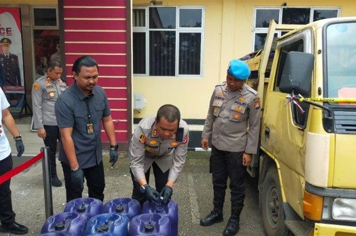 barang bukti sebanyak 3 ton BBM subsidi Pertalite yang diamankan dari seorang buruh harian lepas di Banten, pelaku terancam denda Rp 60 miliar.