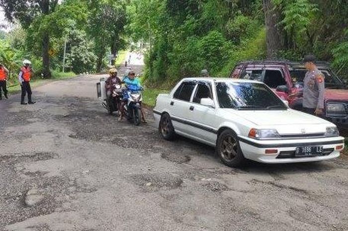 Kondisi rusak parahnya jalur Maja-Cikijing, Bupati Majalengka sampai menceritakan pengalaman buruknya melintasi jalan ini yang berujung laporan ke Ridwan Kamil.