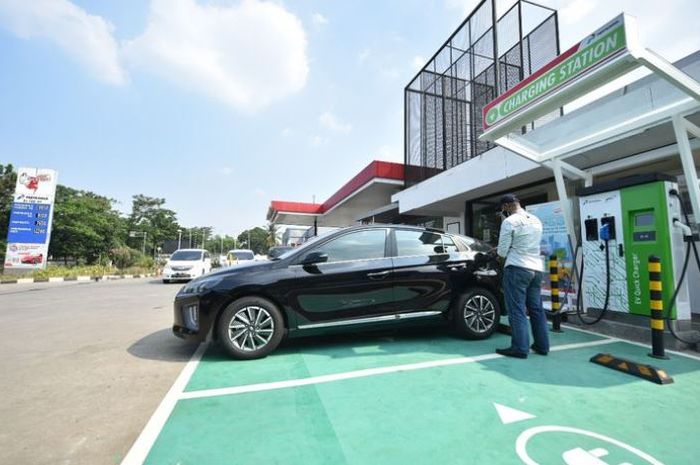 Mudik 2023 pakai mobil listrik enggak perlu khawatir, sudah tersedia SPKLU yang tersebar di Tol Trans Jawa dan Sumatera.