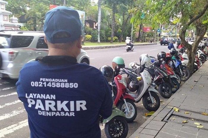 Seragam juru parkir di Kota Denpasar sekarang dilengkapi nomor pengaduan.