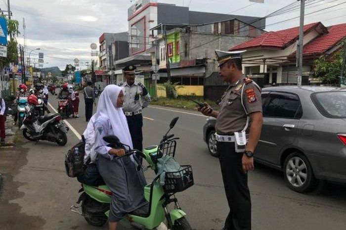 Pelajar yang menggunakan sepeda listrik di jalan raya ditindak Polisi