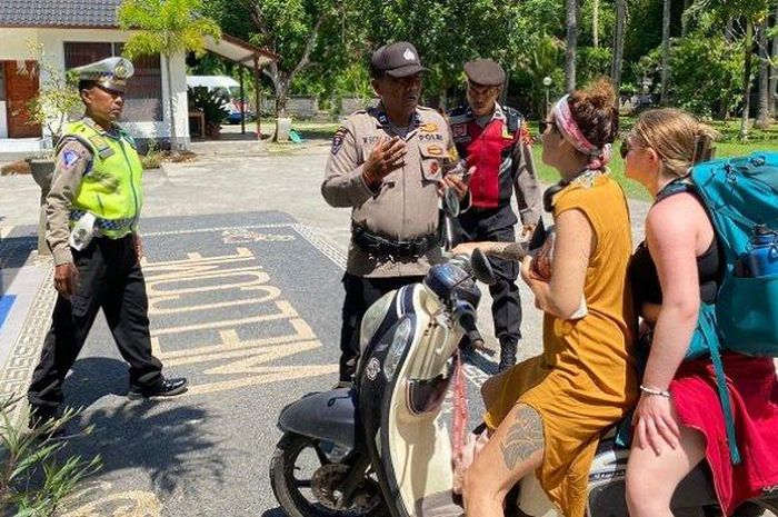 Razia kendaraan bermotor di Nusa Penida, Klungkung, Bali, Minggu (19/3/2023). 