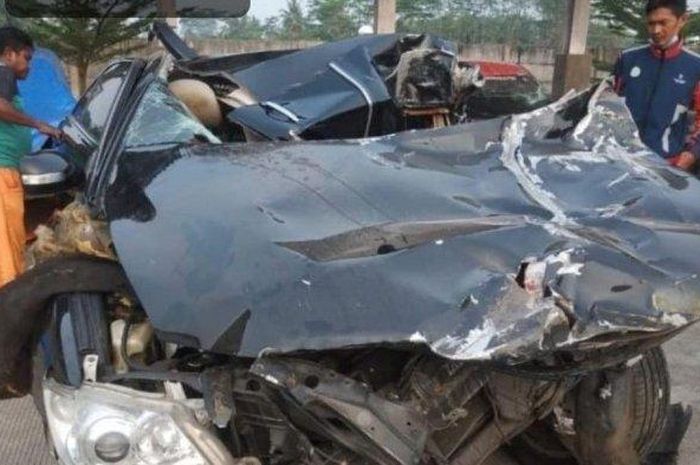 Toyota Camry yang ditumpangi atlet pebulutangkis Indonesia Syabda Perkasa Belawa dan keluarga
