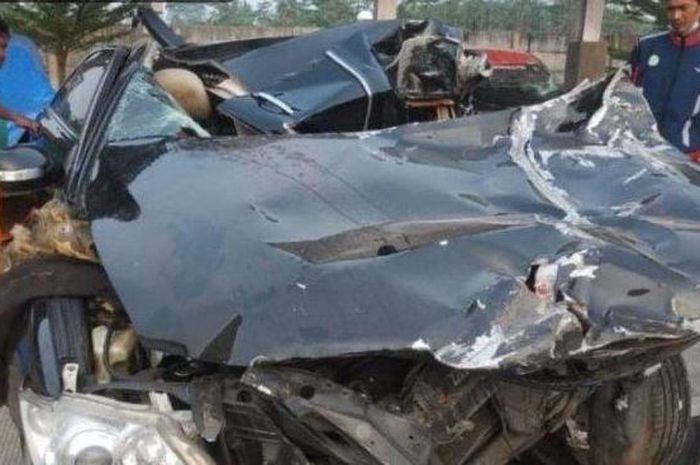 Kondisi Toyota Camry yang ditumpangi pebulutangkis Syabda Perkasa Belawa usai mengalami kecelakaan maut di Tol Pemalang, Senin (20/3/2023). Sopir diduga mengantuk saat kejadian.
