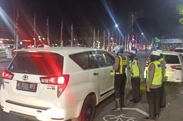 Tangkap layar saat Toyota Innova dengan pelat nomor akhiran RFS terjaring razia di Surabaya, pada akhir pekan lalu, pengemudi tidak bisa tunjukan STNK.