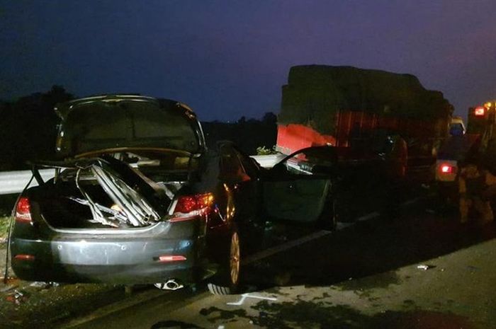 Toyota Camry yang ditumpangi atlet bulu tangkis Indonesia, Syabda Perkasa Belawa dan keluarganya mengalami kecelakaan di Tol Pemalang Km 315 +200, Jawa Tengah, Senin (20/03/2023).