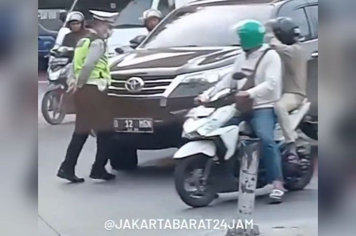 Toyota Fortuner sundul Pak Polisi saat ditegur melanggar lalu lintas