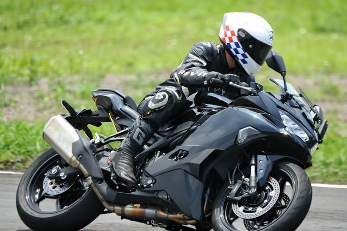 Kawasaki Ninja ZX-4R kepergok sedang di tes di sirkuit Sentul, Bogor