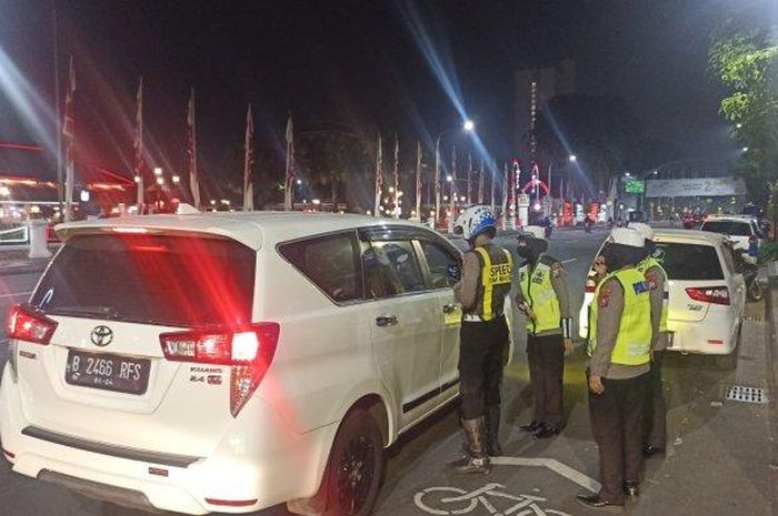 Kijang Innova pelat RFS kena razia polisi di Surabaya, pengemudi masih remaja