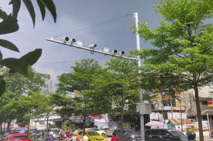 Kamera ETLE yang terpasang di Jalan KH. A Rasyid, Kelurahan 5 Ulu, Kecamatan Seberang Ulu 1, Palembang, Sumatera Selatan. 