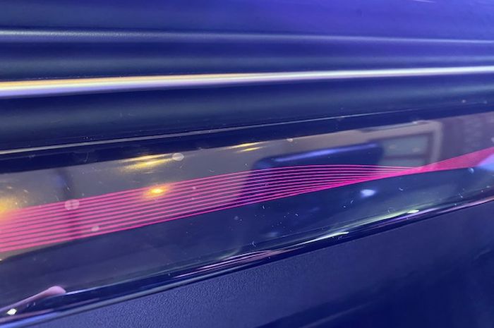 Warna ambient light ini akan berubah sesuai keinginan kita.