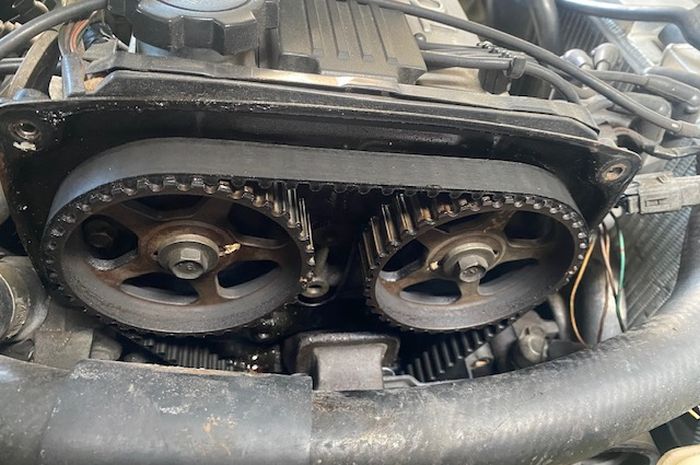 Timing belt terpasang pada puli camshaft 