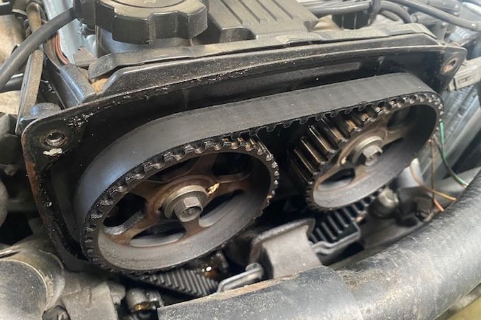Timing belt terlalu kencang bisa bikin suara dengung di ruang mesin.
