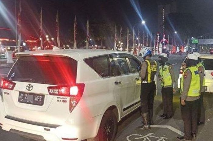 Jajaran Polrestabes Surabaya saat memberhentikan Toyota Innova pelat RFS, ini persyaratan kalau masyarakat sipil mau beli pelat khusus.