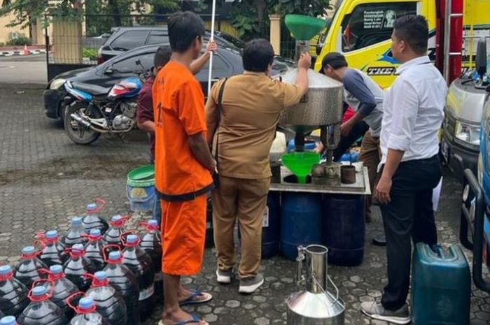penimbunan BBM subsidi jenis Pertalite di Tangerang, Banten, berhasil diungkap polisi. Operator SPBU jadi otak kejahatan.