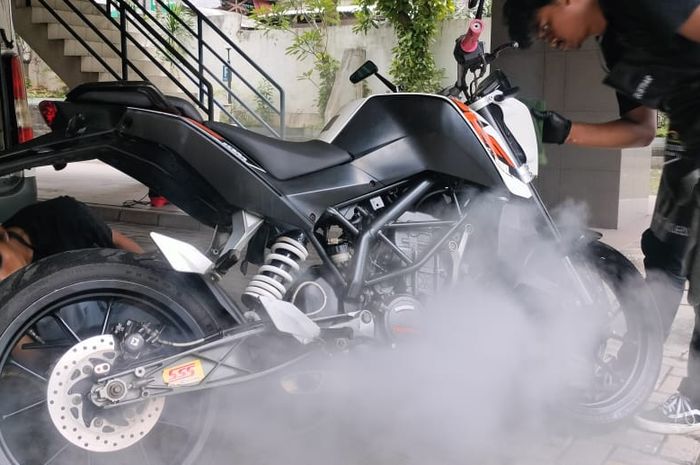 Ilustrasi cuci uap buat motor