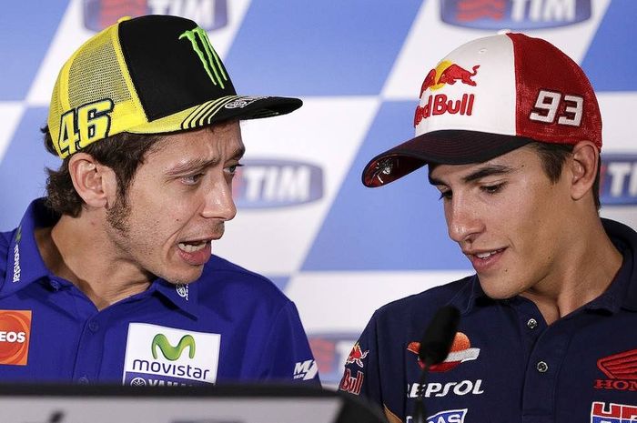 Valentino Rossi serang Marc Marquez 