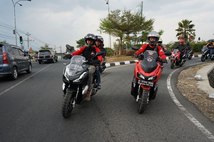 Ilustrasi berkendara yang benar di jalan raya, lengkap dengan perlengkapan berkendara yang lengkap seperti helm, jaket dan sarung tangan.