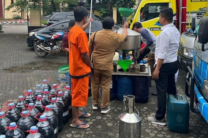 Barang bukti ratusan liter Pertalite dari kejahatan operator SPBU di Kronjo, Tangerang, Banten
