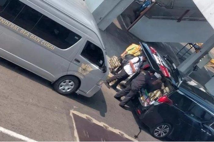 Toyota Alphard dikawal Toyota HiAce Bea dan Cukai masuk apron bandara Soekarno-Hatta