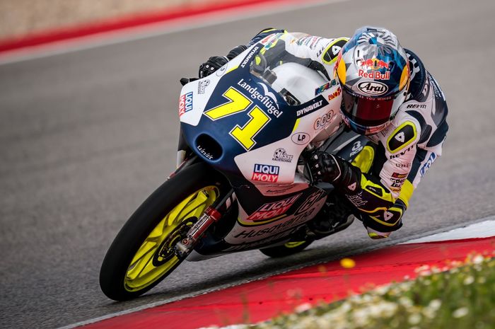 Jadi favorit untuk balapan hari Minggu besok, Ayumu Sasaki merebut pole position di sesi kualifikasi Moto3 Portugal 2023.