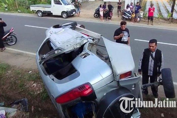 Gardan dan roda Daihatsu Taruna ambrol dengan posisi mobil terguling disabet Toyota Kijang Innova di jalan raya Pacitan-Ponorogo, Semanten, Pacitan, Jawa Timur