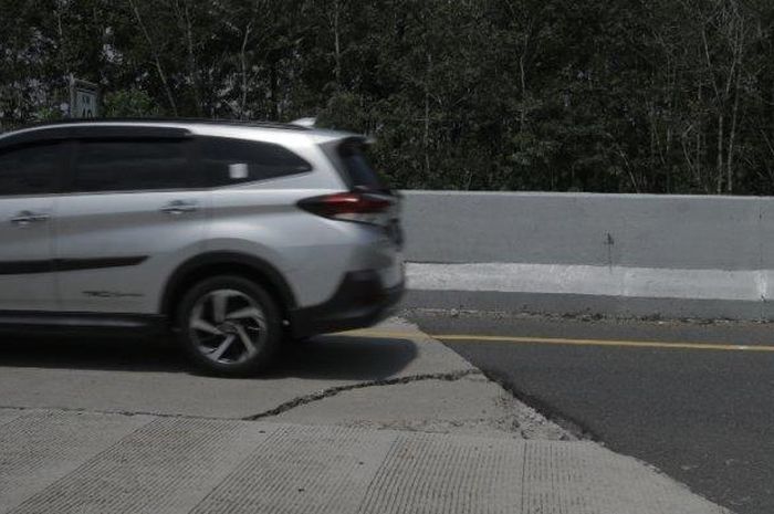 Salah satu kerusakan di Jalan Tol Bakauheni-Terbanggi besar yang belum tersentuh.