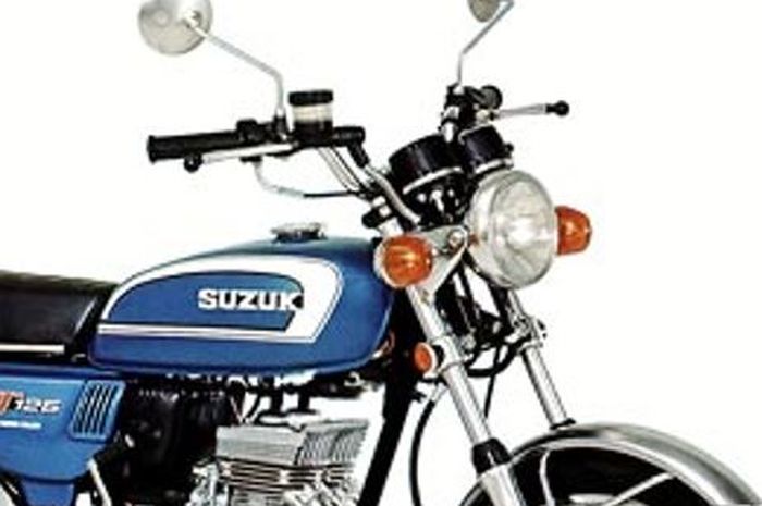 penampakan motor 2-tak Suzuki bermesin dua silinder yang tampilannya mirip sesepuh Yamaha RX-King.