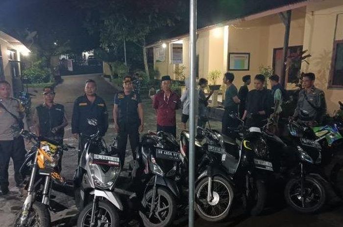 Tujuh motor yang diamankan polisi karena melakukan balap liar saat bulan Ramadan.