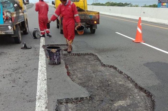 Petugas yang terpantau melakukan perbaikan di Jalan Tol Pemalang-Batang Km 331.