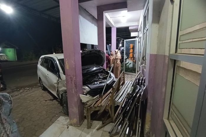 Daihatsu Sigra pecah ban dan tubruk L300 serta puskesmas. Ibu hamil nyaris jadi korban