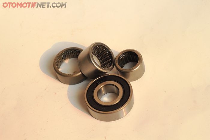 Total bearing roda depan Vespa matic ada empat buah