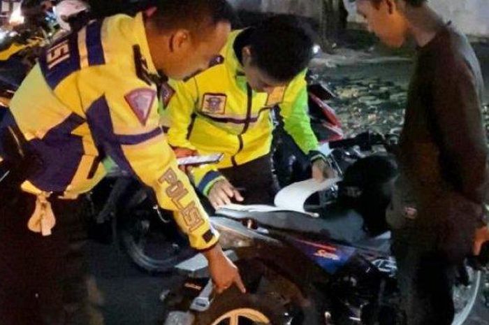 Jajaran Satlantas Polresta Pati saat menindak pelaku balap liar di Jalur Lingkar Selatan (JLS) Pati, Minggu (26/03/2023). 