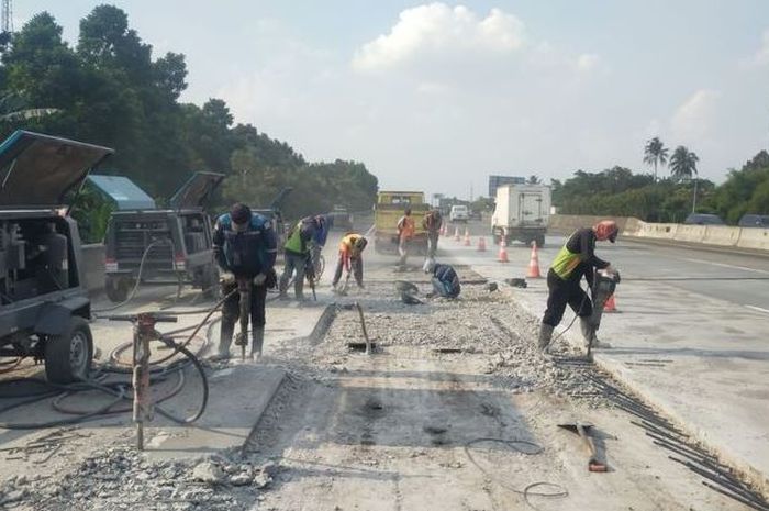 Perbaikan Jalan Tol Bakauheni-Terbanggi Besar Lampung sepanjang 140 Km masih berlangsung, ditarget rampung sebelum masa mudik Lebaran 2023. (foto ilustrasi).