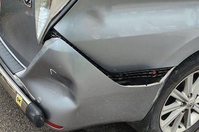 Toyota Kijang innova jadi korban tabrak lari ambulans di Karanganyar, Minggu (26/03/2023).