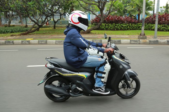 Selalu gunakan perlengkapan keselamatan lengkap saat belajar naik motor