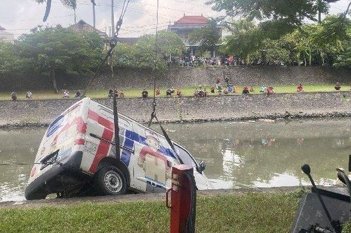 Daihatsu Gran Max ekspedisi JNE yang nyemplung sungai di Taman Pancing Denpasar Bali, masalah rem parkir jadi penyebab kecelakaan.