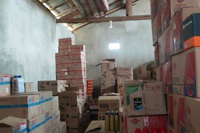 Gudang penyimpanan oli dan sparepart palsu yang digerebek jajaran Satreskrim Polres Jember, Jawa Timur. Pemilik gudang terancam denda Rp 5 miliar.
