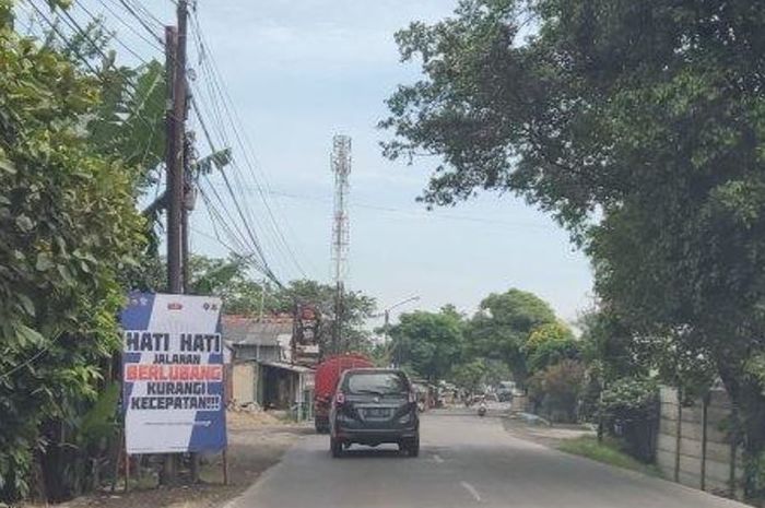 Jalur mudik 2023 jalan alternatif Karawang-Purwakarta dikeluhkan masih banyak berlubang, pemudik yang melintas harus waspada.