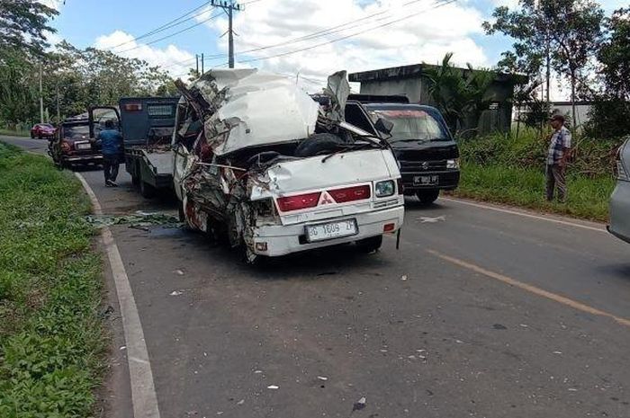 Kabin Mitsubishi L300 tercabik-cabik, atap terkelupas diadu musuh dump truck di Lubukbatang, Ogan Komering Ulu (OKU), Sumatera Selatan.