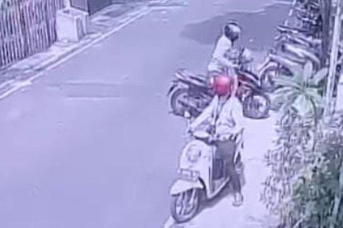Ada-ada saja taktik maling motor di Surabaya ini, pakai baju bak pegawai kantoran. Sukses maling Honda BeAT