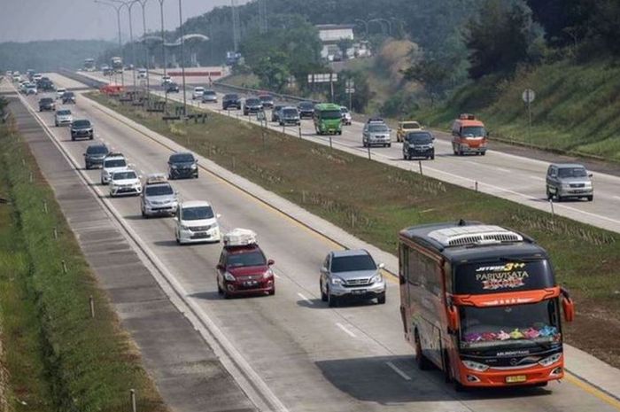 Rekayasa lalu lintas one way atau satu arah direncanakan akan berlaku di jalur mudik 2023 Tol Trans Jawa.