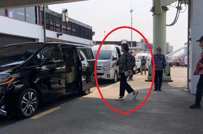 Dalam lingkaran merah, Menteri Keuangan Sri Mulyani Indrawati dijemput Toyota Alphard dan HiAce Bea Cukai yang masuk apron bandara Soekarno-Hatta