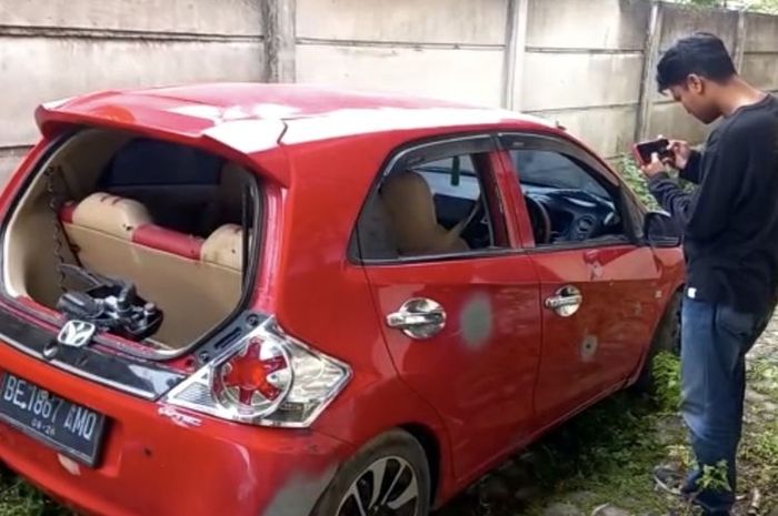 Penemuan Honda Brio penuh lubang tembakan peluru. Jadi bukti adu tembak pencuri vs polisi di Lampung