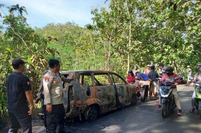 Toyota Avanza terbakar habis hingga jadi besi tua saat melintas di Kapanewon Saptosari, Gunungkidul, Yogyakarta